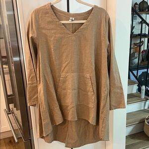 New kleen linen viscosa sz M Lightweight V-Neck Tunic with Front Pocket in Camel